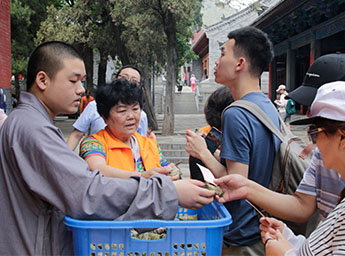 少林寺僧人与游客共度端午佳节