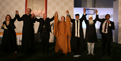 2014年10月，第三届（欧洲）少林文化节在英国伦敦、牛津举行，永信方丈与各宗教负责人牵手高举，一起发愿为世界宗教的和合共生作贡献-小.jpg
