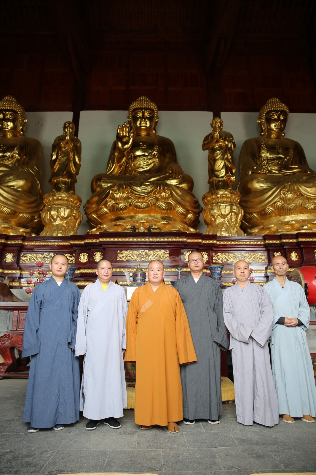 06-北少林寺僧人與釋永信大和尚合影.jpg