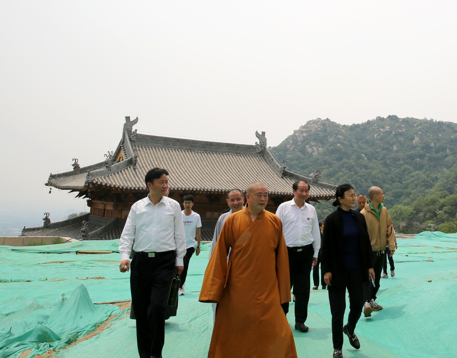 01-釋永信方丈一行檢查北少林寺工程建設(shè)1-副本.jpg
