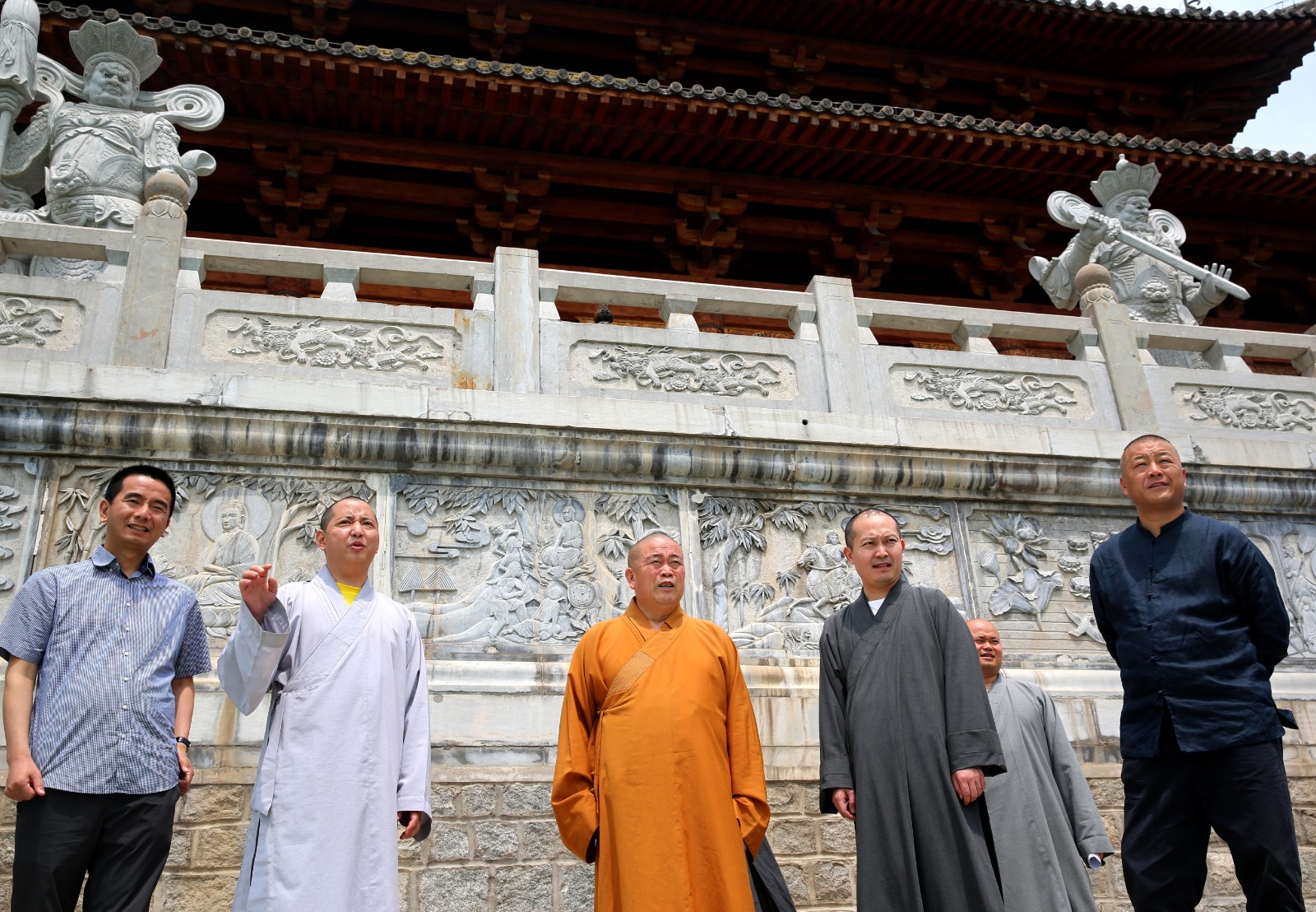 03-釋永信方丈一行檢查北少林寺工程建設(shè)3-副本.jpg