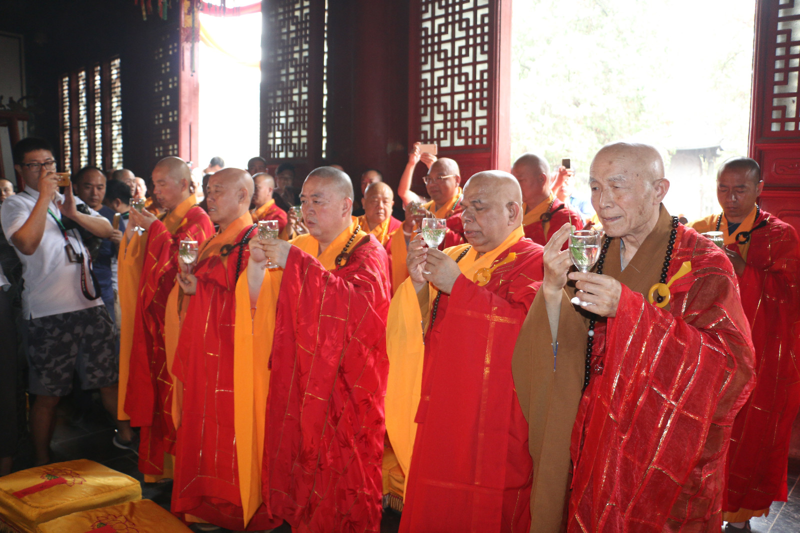 开幕式上，诸山长老洒净祈福.JPG