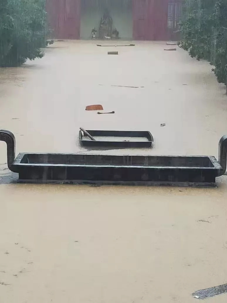 大雄寶殿前方2.jpg